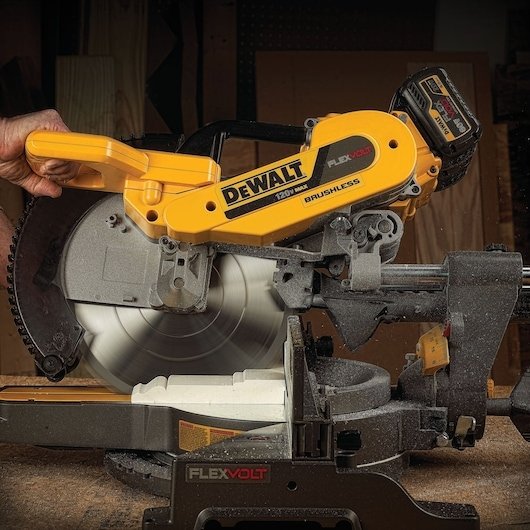 DeWalt FLEXVOLT 12 in 120V MAX Double Bevel Compound Sliding Miter Saw Kit